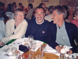 Een plaatje van Alie, mijzelf en mijn helaas in 2018 veel te vroeg overleden neef Hans. De foto is gemaakt in 2005 in Orgiva (Spanje) tijdens een avondje slap lullen onder het genot van een drankje en wat tapas. We brachten toen de paasdagen door in Orgiva in het door Hans gerunde hotel.Voor een grotere weergave en reactie: klik hier
